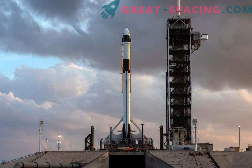 Prva ekipa SpaceX na izstrelitvenem podstavku